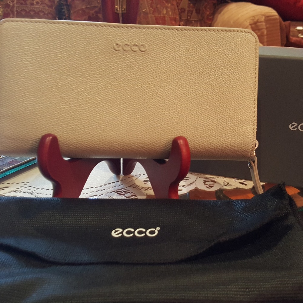 Ladies Ecco Winter White Wallet - NIB